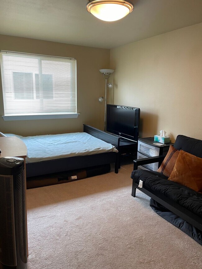 Building Photo - Bright & Spacious Top-Floor Condo in Greenwood!