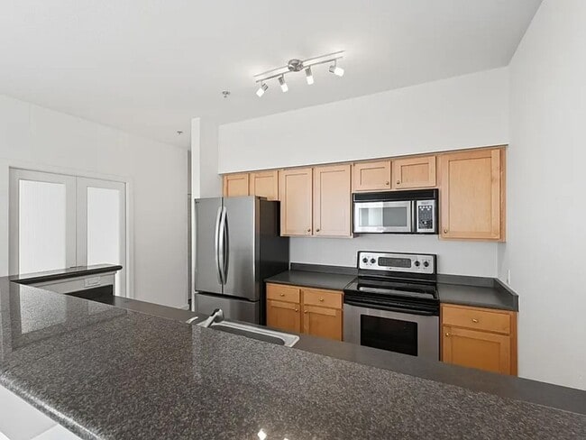 Building Photo - Modern Top-Floor Condo with Stunning Seattle Views