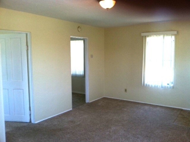 living room view toward kitchen entry - 4226 Wilson Ave