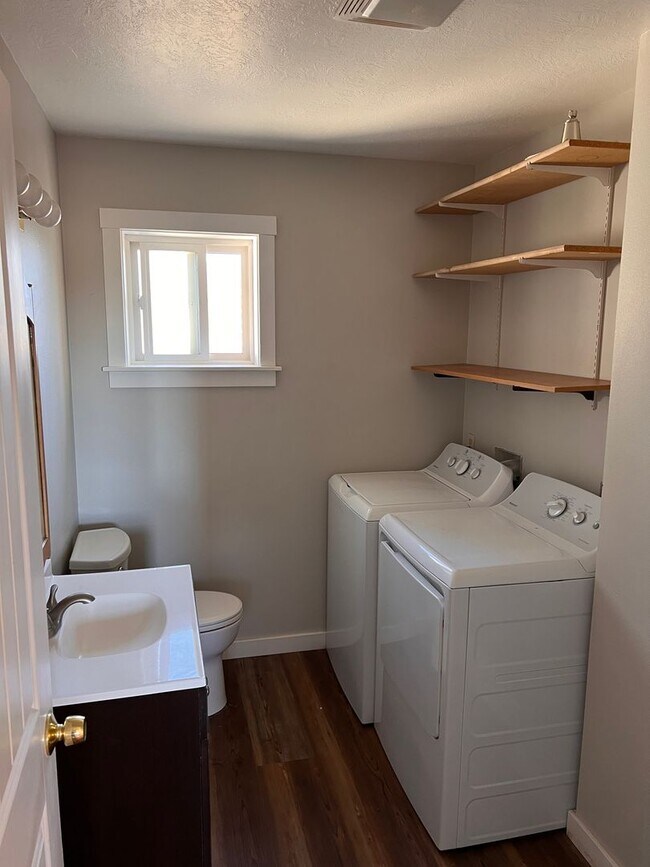 Building Photo - Mock