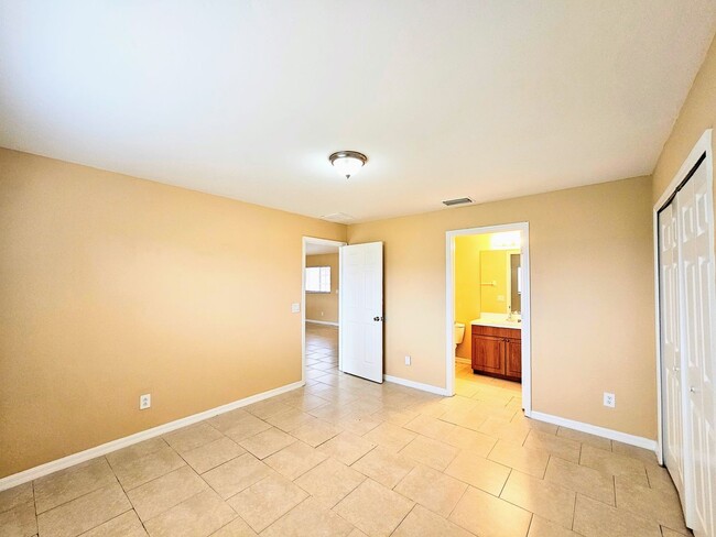 Building Photo - Move-in Ready 3 BR & 2 BA