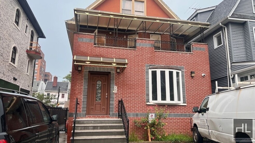 Building Photo - 350 E 5th St