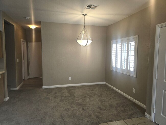 Building Photo - NEWLY REMODELED TOWN HOME IN HENDERSON AWA...
