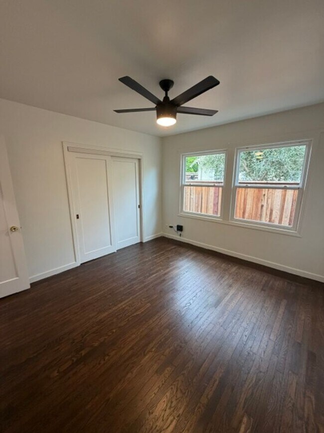 Building Photo - Charming JC Neighborhood Rental with Brand-New Kitchen & Hardwood Floors