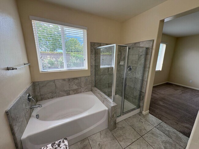 Building Photo - SE Visalia home Available Now!