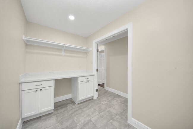 Building Photo - 7066 Villa Dr