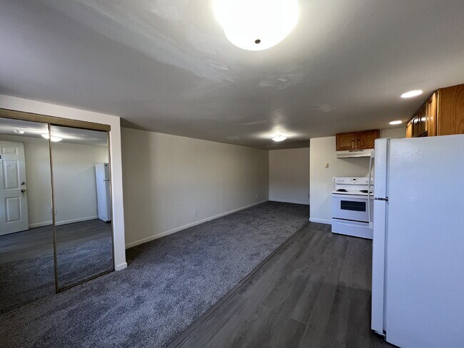 Building Photo - "Charming 1-Bedroom Retreat in Forsyth – Your Cozy Oasis Awaits!"