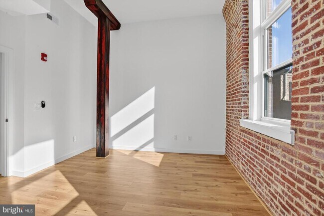 Building Photo - 2045 Trenton Ave