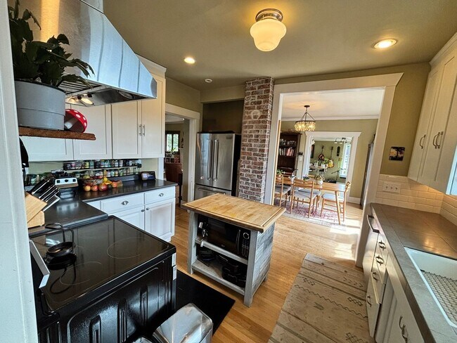 Building Photo - 4Bd/2.75Ba Seattle Home