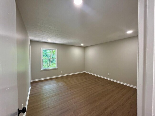 Building Photo - 6700 Roswell Rd