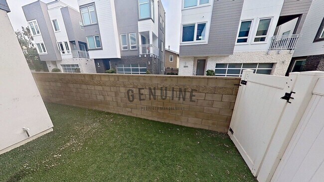 Building Photo - 3Bd 2.5Ba Townhouse w/Rooftop Deck