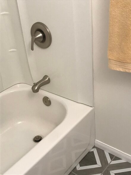 Tud/shower - 15920 Caras Ct