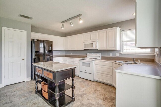 Building Photo - 578 Tanglewood Dr