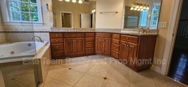 Building Photo - 6926 Linkside Ct