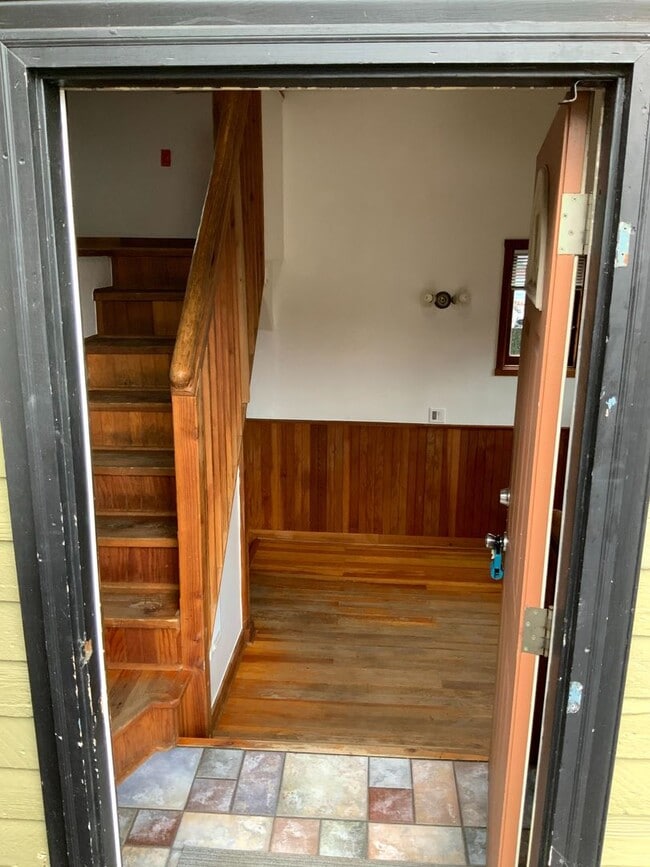 Building Photo - 1 Bedroom House in the Whit
