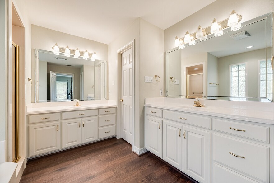 Building Photo - 8911 Hickory Hill Dr