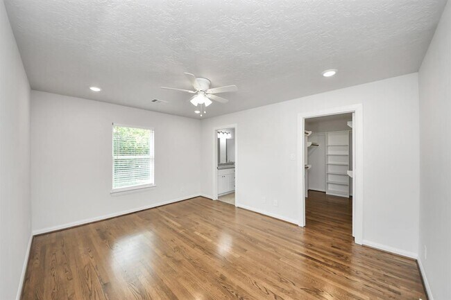 Building Photo - 8705 Dunlap St