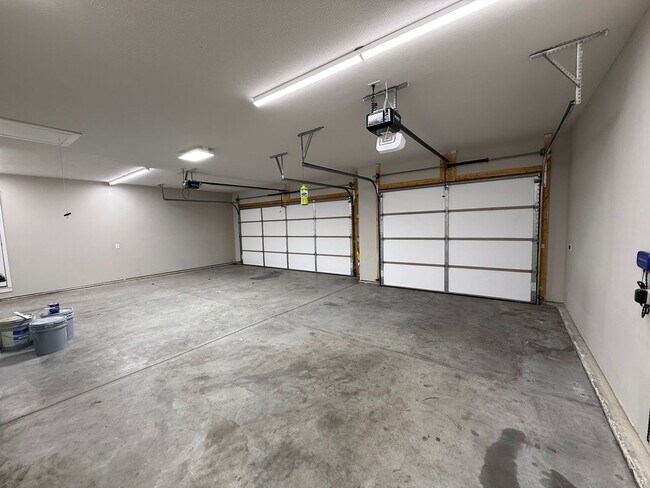 Building Photo - ****MOVE-IN SPECIAL**** Gorgeous 4Bedroom ...