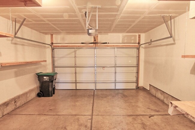 Building Photo - Newer 2 bed 2.5 bath Castle Rock townhome.