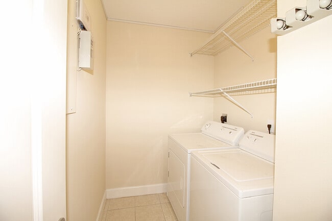 Building Photo - Top Floor 3/2 Condo in Artisan Park