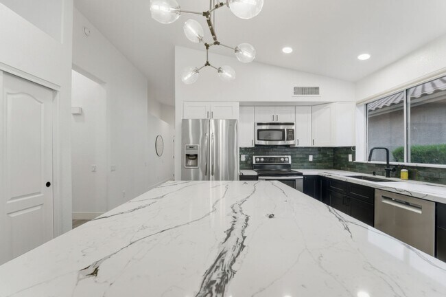Building Photo - Modern & Spacious 3 Bed 2 Bath Home in Nor...
