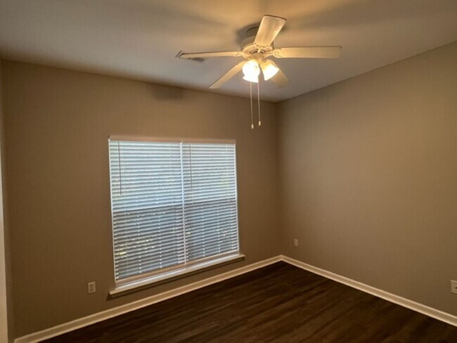 Building Photo - 4 bedroom home with fenced backyard locate...