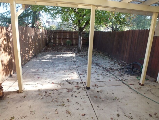 Building Photo - 2/1.5 Diamond Springs condo