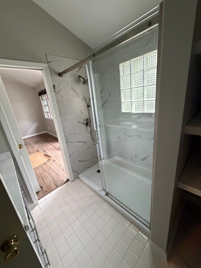 Building Photo - 2 bedroom 1.5 bath Townhouse available September!