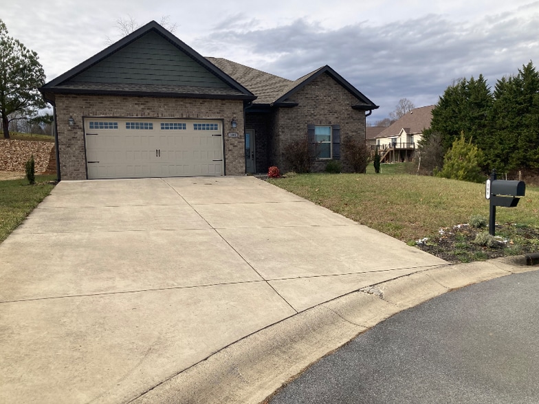 Primary Photo - 108 Celtic Ct