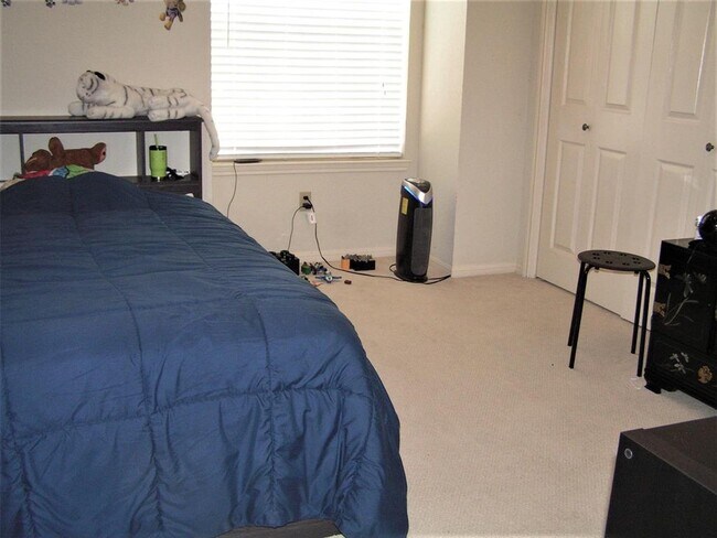 Building Photo - 1111 Valley Acres Rd