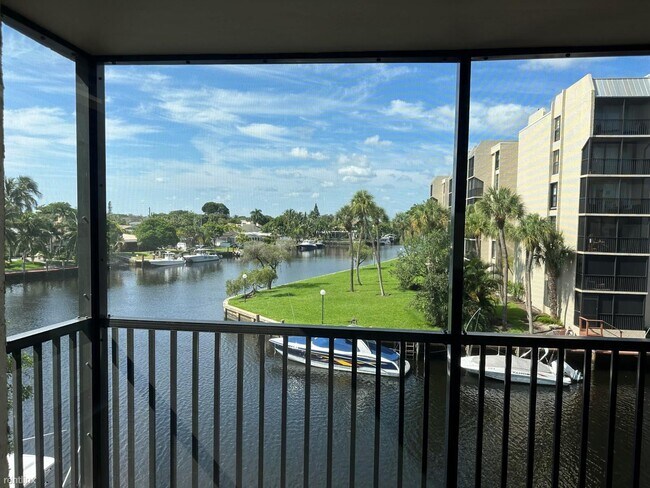 Building Photo - 2 br, 2 bath Condo - 8 Royal Palm Way # 3010