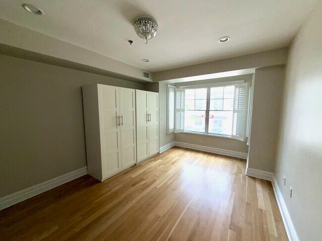 Building Photo - 703 Adams St