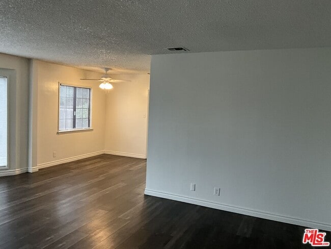 Building Photo - 1123 E Cameron Ave