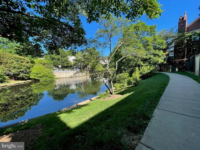 Building Photo - 1100 Quaker Hill Dr