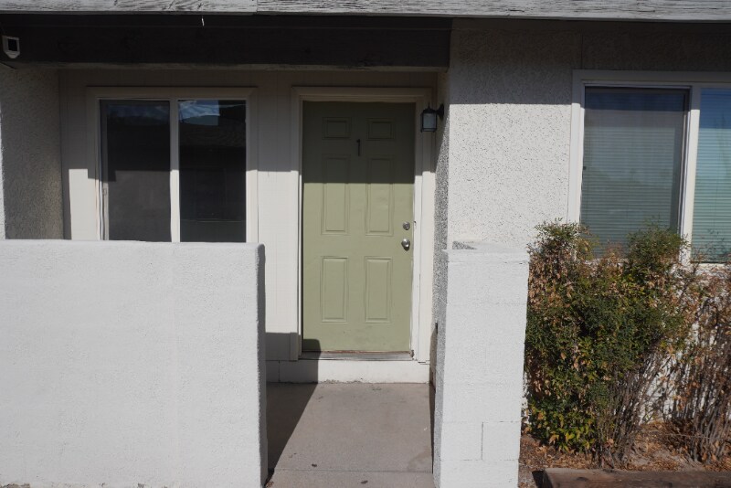 Primary Photo - 3953 N Palm Grove Dr