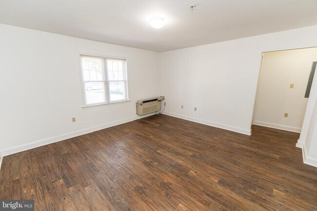 Building Photo - 802 Travers St