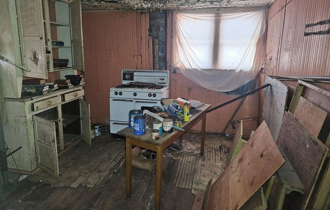 Building Photo - 2424 Broadway St