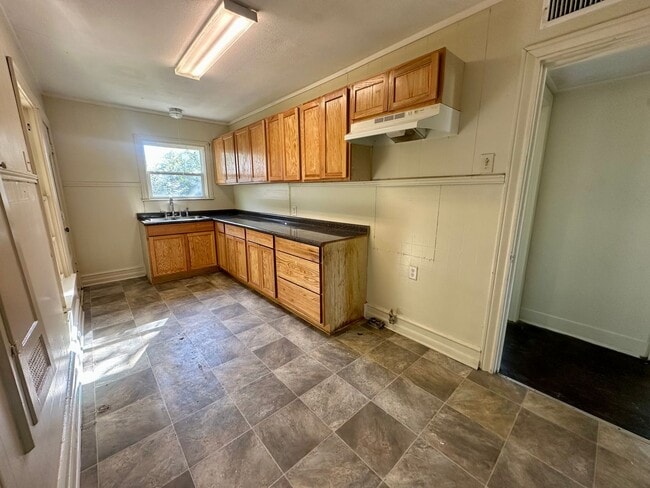 Building Photo - 4008 Beverly Dr