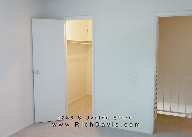 Building Photo - 2 bed, 1 Bath, 900 sqft with washer/dryer hookups and 1 car garage