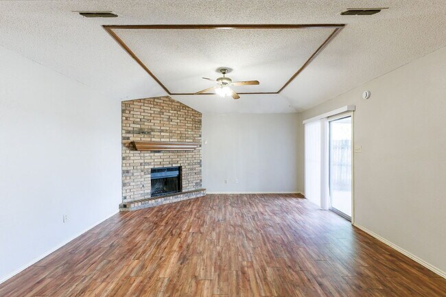 Building Photo - 2 Bedroom Duplex with MOVE IN SPECIAL