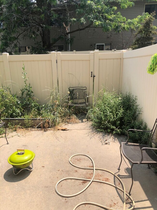 Building Photo - Centrally Located Townhome across the field from Centaurus!