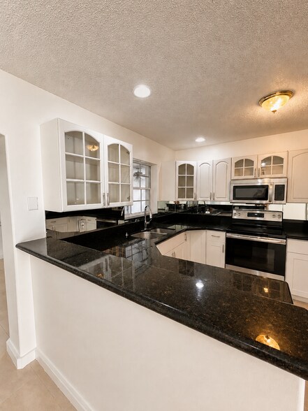 Building Photo - 7434 Thatcher Ave