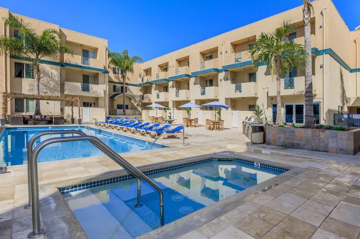 Jacuzzi and Pool - Del Rey Club Apartments