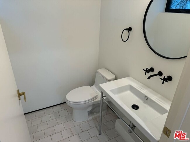 Building Photo - 611 Broadway St