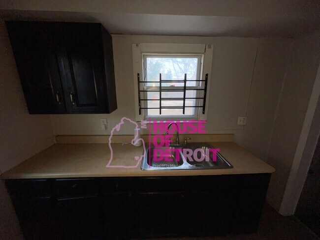 Building Photo - 2 BEDROOM | 1 BATH |