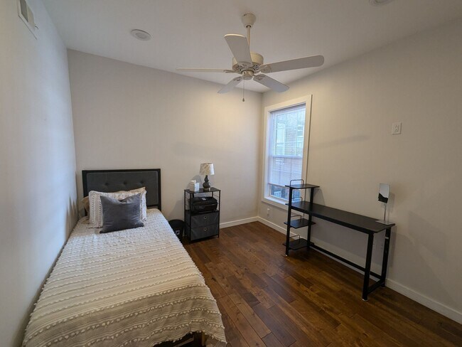 Building Photo - Stunning Home - Ludlow