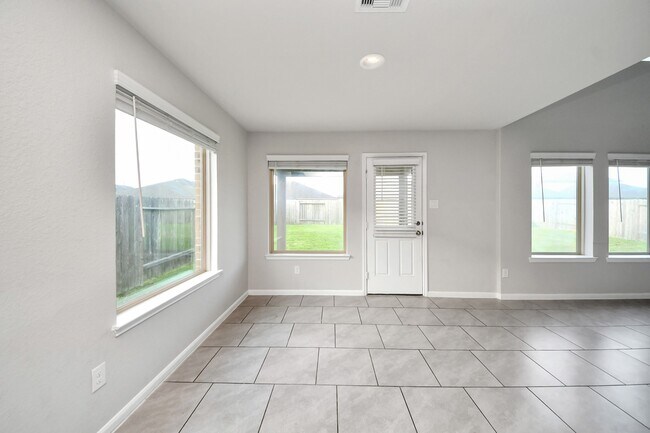 Building Photo - 18319 Pin Oak Lake Dr