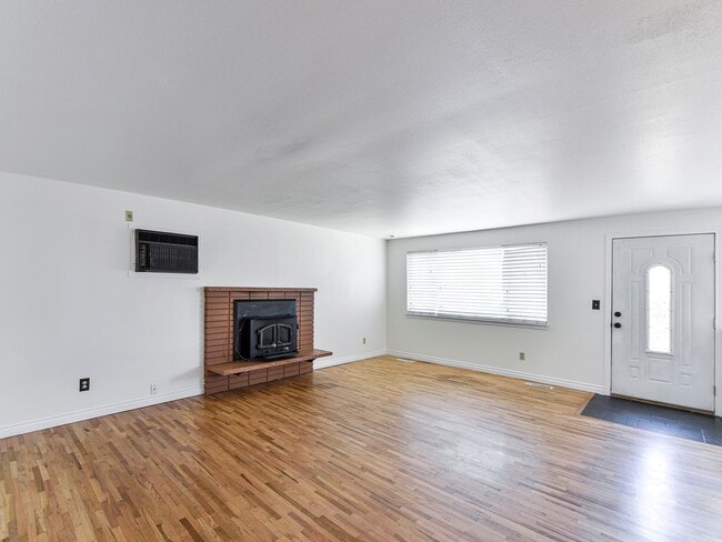 Building Photo - Renton House - 3 Bed/1.5 Bath - Close to Boeing and Renton Landing - Includes Landscaping