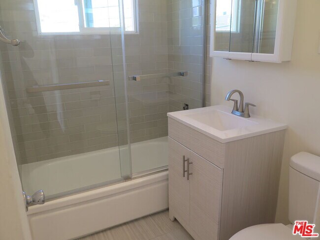 Building Photo - 833 N Kingsley Dr