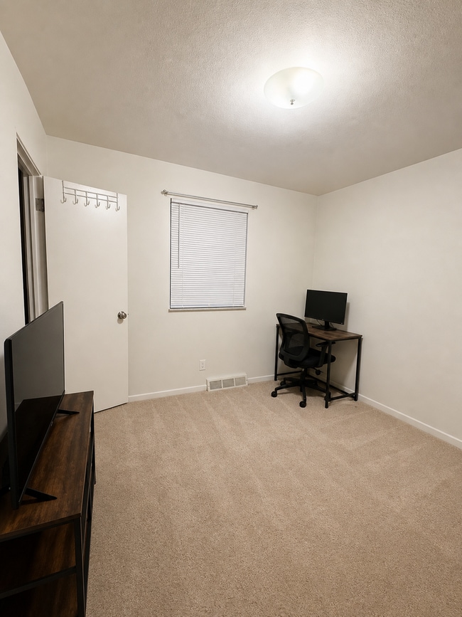 Building Photo - 3 bedroom 1.5 bathroom home for rent in Belleville